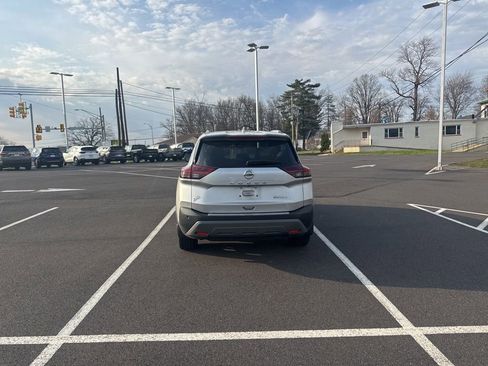 Used 2021 Nissan Rogue SV w/ Premium Package image 4