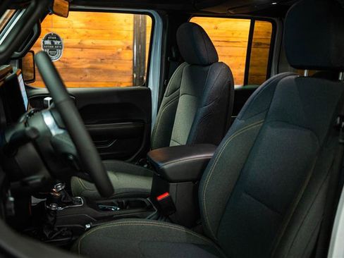 Used 2025 Jeep Wrangler Unlimited Sahara image 9