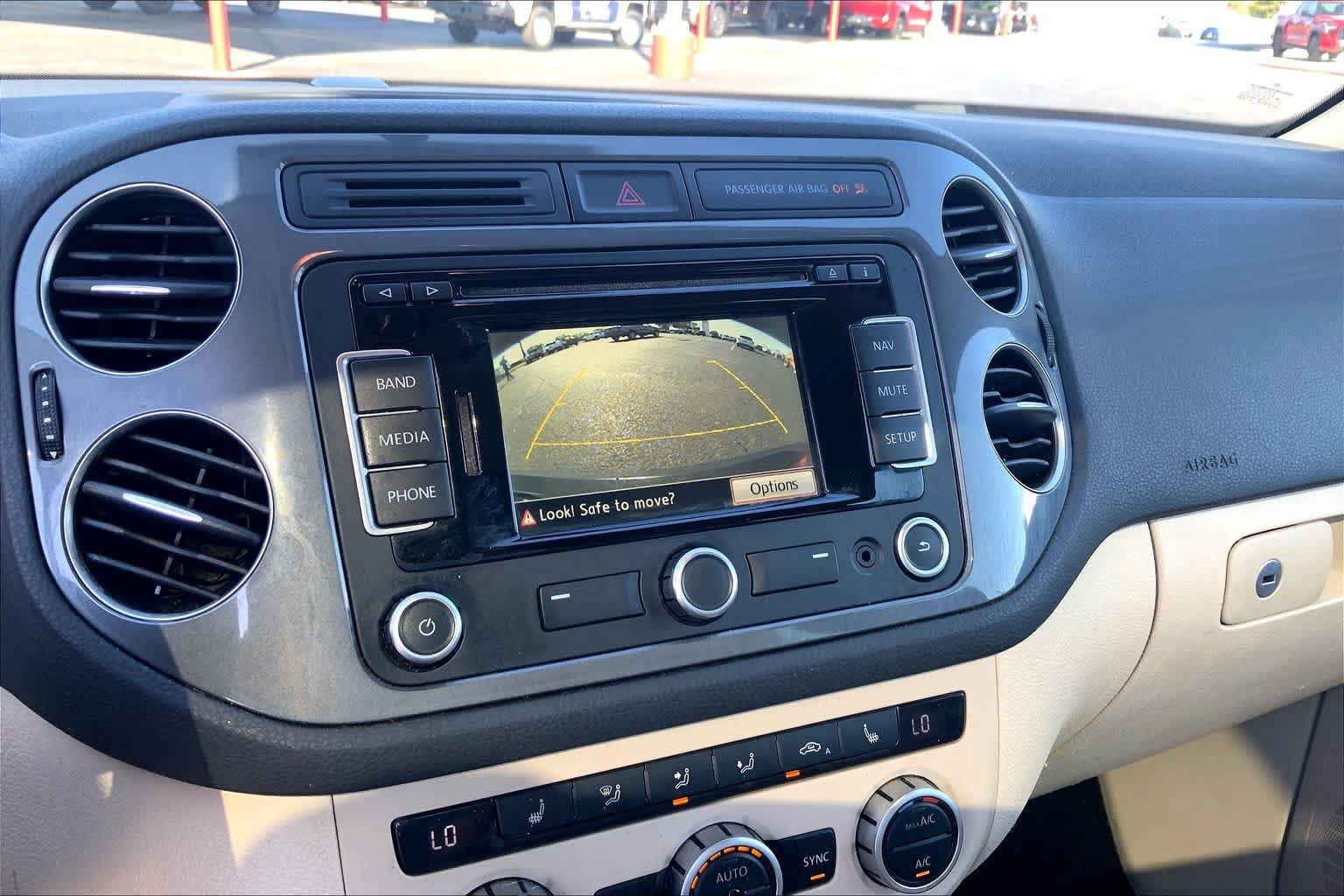 Used 2015 Volkswagen Tiguan SEL FWD image 34