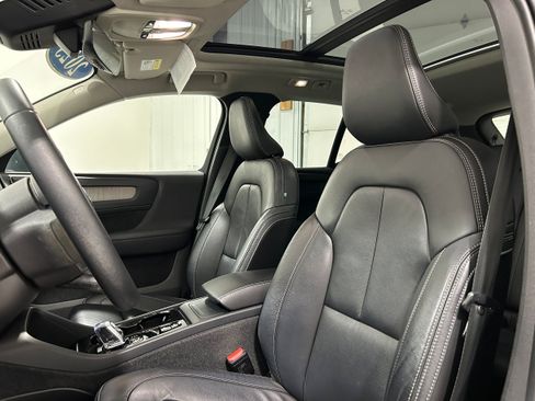 Used 2023 Volvo XC40 B5 Plus AWD/4WD image 25