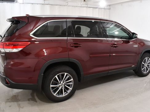 Used 2019 Toyota Highlander XLE AWD/4WD image 11
