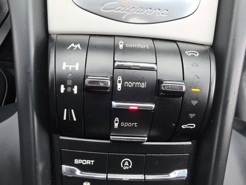Used 2011 Porsche Cayenne Turbo AWD/4WD image 17