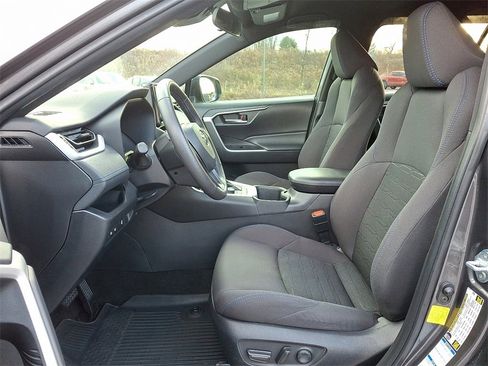 Used 2022 Toyota RAV4 SE image 14