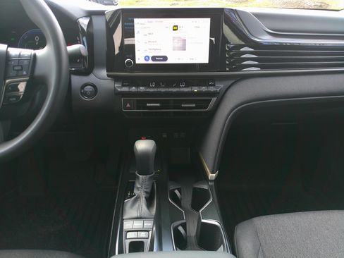 Used 2025 Toyota Camry LE image 31