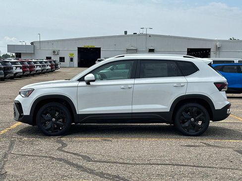 New 2025 Volkswagen Taos SE image 2