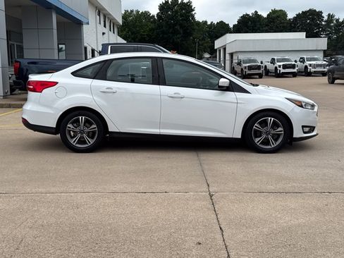 Used 2018 Ford Focus SE w/ SE Appearance Package FWD image 2