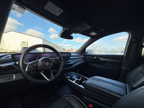 Used 2025 Buick Enclave Preferred w/ Power Package image 24