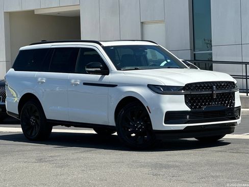 New 2026 Lincoln Navigator Reserve w/ Jet Appearance Package AWD/4WD image 1