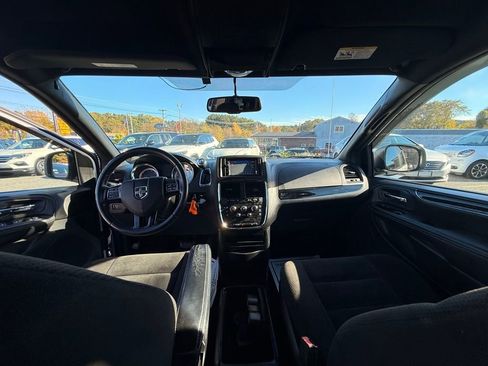 Used 2016 Dodge Grand Caravan SE image 17
