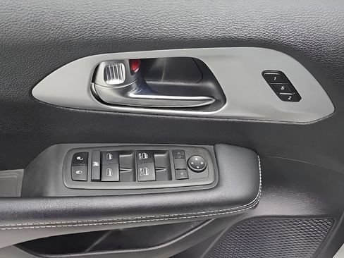 Used 2024 Chrysler Pacifica Limited FWD image 11