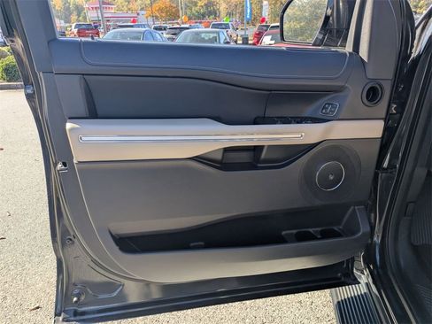 Used 2024 Ford Expedition Limited image 12