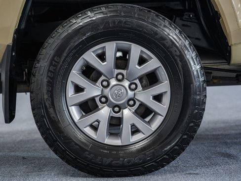 Used 2018 Toyota Tacoma SR5 AWD/4WD image 27