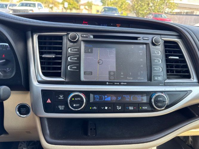 Used 2018 Toyota Highlander XLE FWD image 21