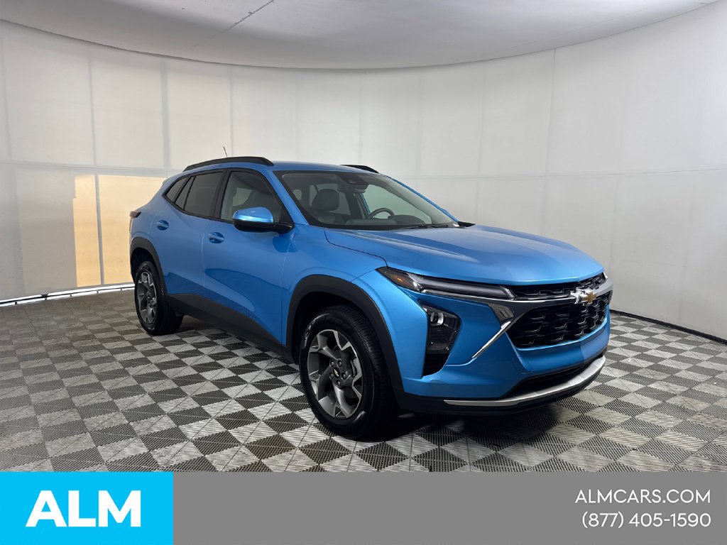 Used 2025 Chevrolet Trax LT FWD image 3