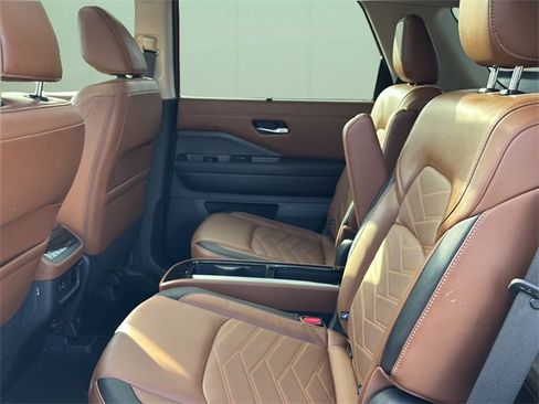 Used 2023 Nissan Pathfinder Platinum image 21