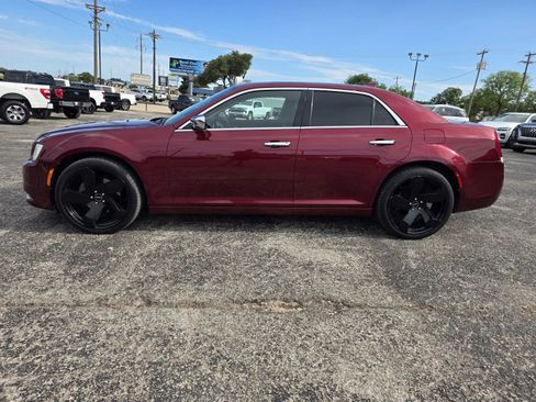 Used 2019 Chrysler 300 Limited AWD/4WD image 4