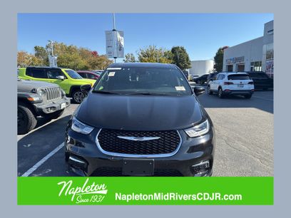 Used 2025 Chrysler Pacifica Select
