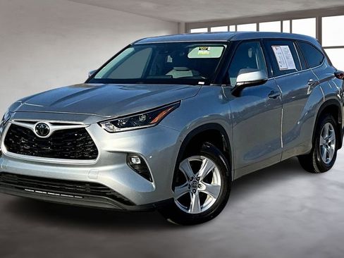 Used 2021 Toyota Highlander LE image 2