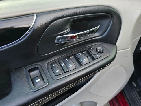 Used 2019 Dodge Grand Caravan SXT image 16