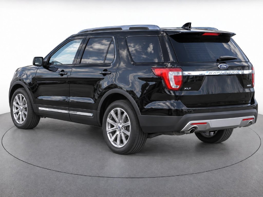 Used 2017 Ford Explorer XLT w/ Equipment Group 202A AWD/4WD image 4