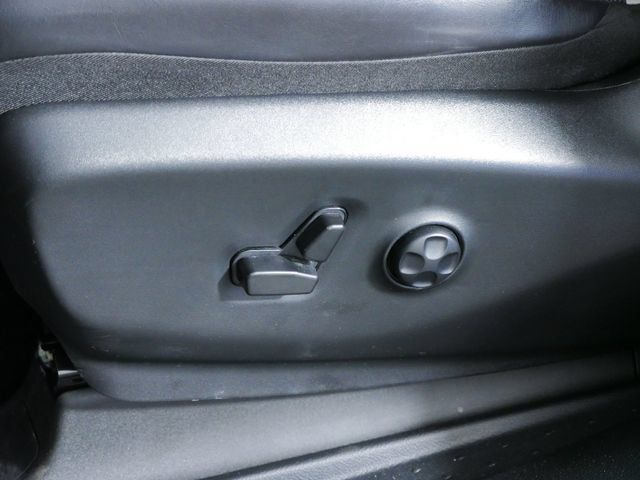 Certified 2025 Chrysler Pacifica Limited FWD image 22