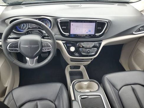 Used 2024 Chrysler Pacifica Touring-L FWD image 12
