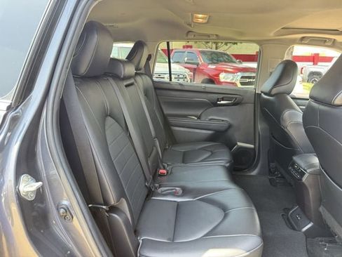 Used 2022 Toyota Highlander XLE FWD image 34