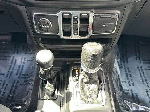 Used 2023 Jeep Wrangler Unlimited AWD/4WD image 38