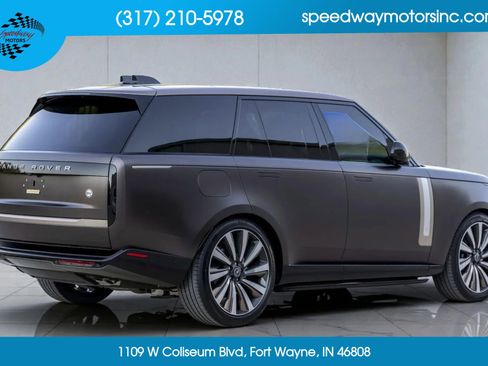 Used 2025 Land Rover Range Rover SV image 2