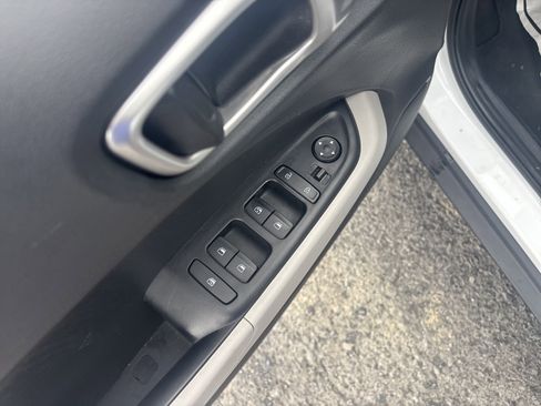 Used 2024 Hyundai Venue SEL FWD image 16