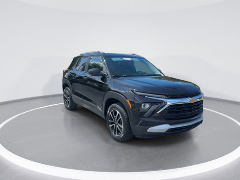 Used 2024 Chevrolet TrailBlazer LT AWD/4WD image 2