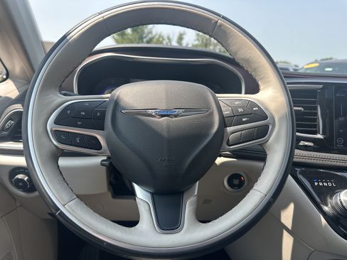 Used 2020 Chrysler Pacifica Limited FWD image 22