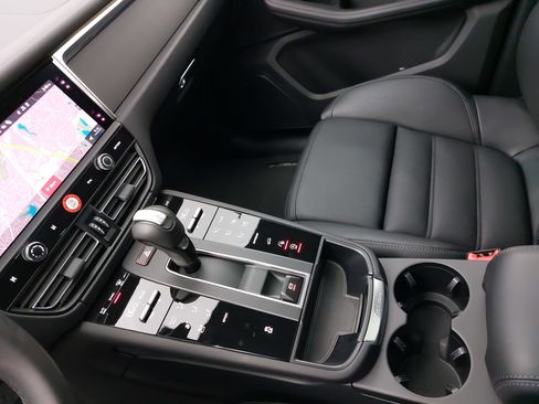 Certified 2025 Porsche Macan image 27