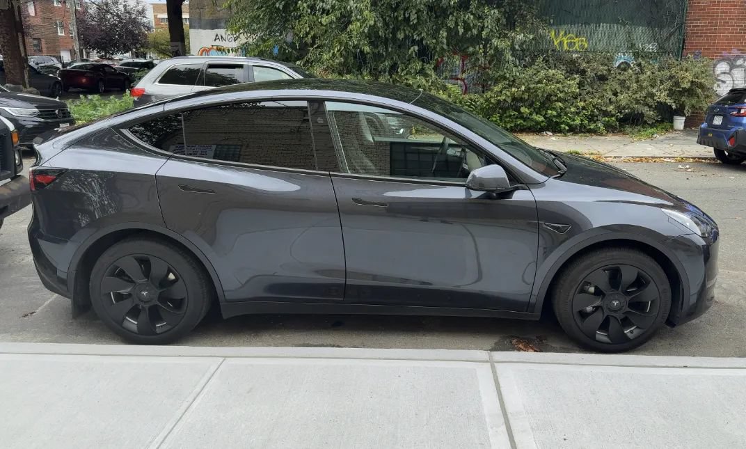 Used 2024 Tesla Model Y Long Range AWD/4WD image 3