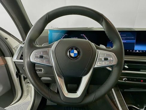 Used 2025 BMW X7 xDrive40i w/ Premium Package image 11
