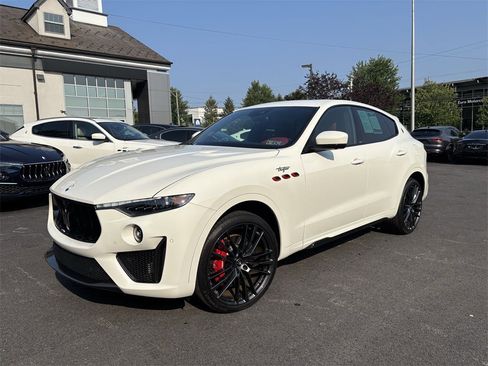 Used 2023 Maserati Levante Trofeo image 40