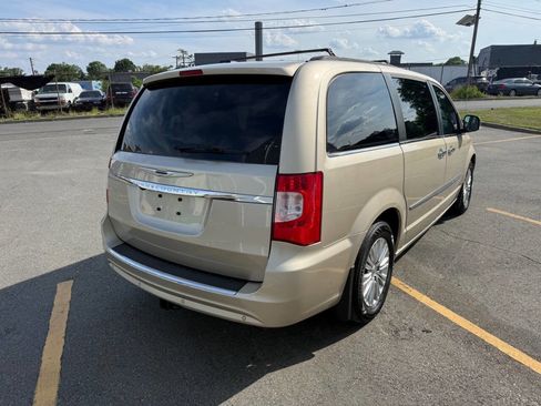 Used 2015 Chrysler Town & Country Touring-L w/ Driver Convenience Group FWD image 5