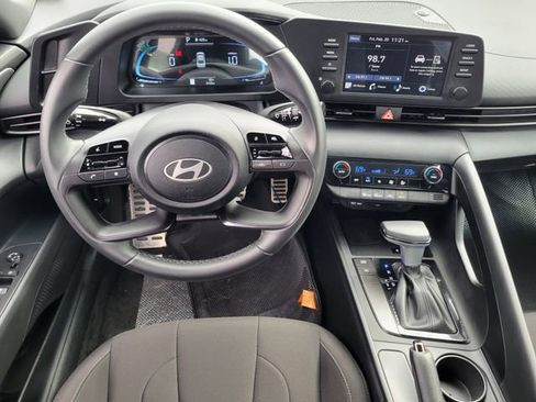 Certified 2025 Hyundai Elantra Sport image 4