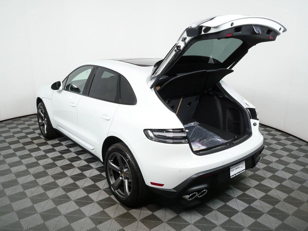 Certified 2026 Porsche Macan AWD/4WD image 33