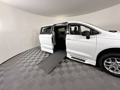 Used 2024 Chrysler Pacifica Touring-L FWD image 27