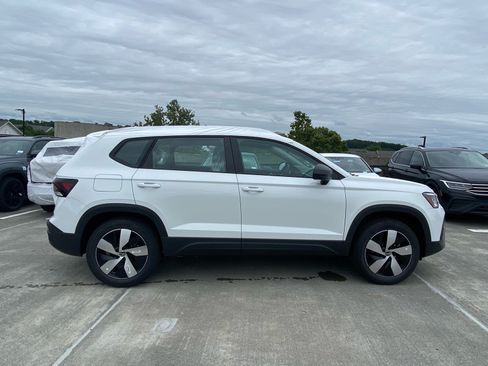 New 2026 Volkswagen Taos SE AWD/4WD image 2