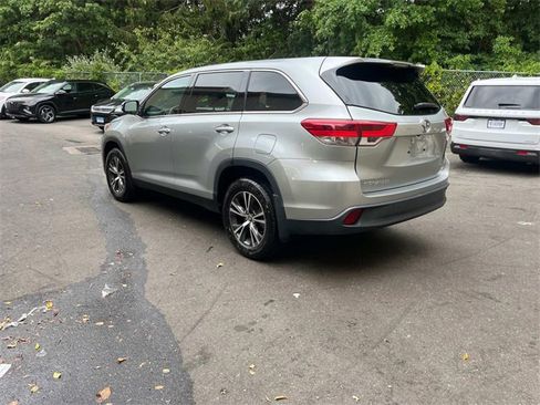 Used 2019 Toyota Highlander LE image 9