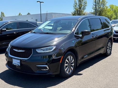 Used 2023 Chrysler Pacifica Touring-L FWD image 5