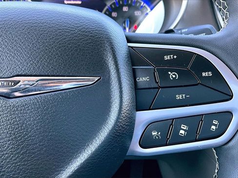 Used 2022 Chrysler Pacifica Touring-L image 19