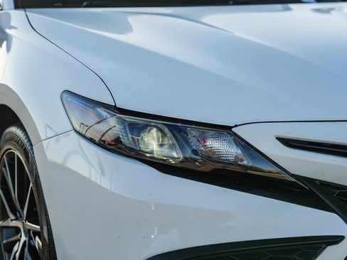 Used 2023 Toyota Camry SE image 4