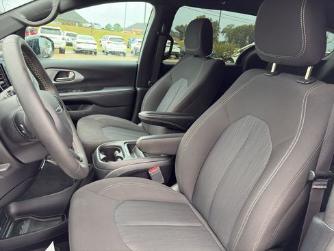 Used 2024 Chrysler Pacifica Touring FWD image 8