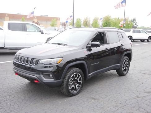 Used 2025 Jeep Compass Trailhawk w/ Trailhawk Elite Group AWD/4WD image 4