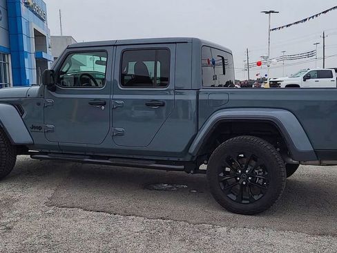 Used 2025 Jeep Gladiator Sport image 4