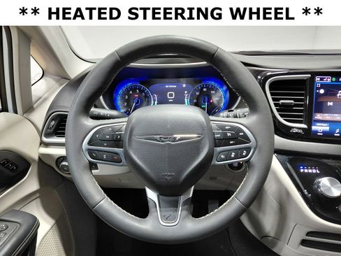 Certified 2024 Chrysler Pacifica Touring-L image 9
