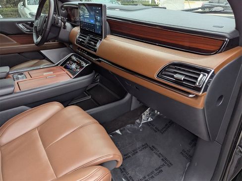 Used 2024 Lincoln Navigator Reserve image 23